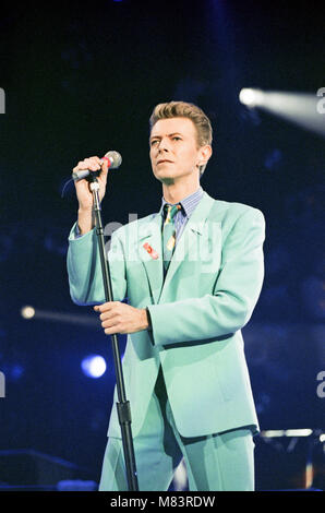 David Bowie se produisant au Freddie Mercury Tribute Concert pour la sensibilisation au sida, au stade de Wembley. Photo prise le lundi de Pâques, le 20 avril 1992 Banque D'Images