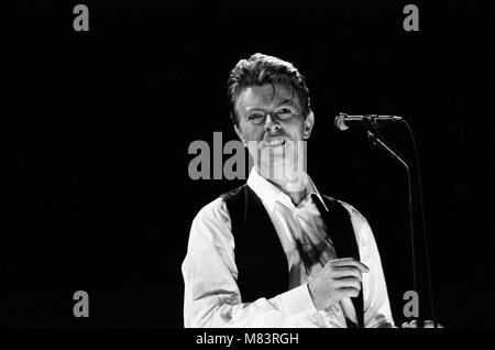 David Bowie sur scène à la NEC de Birmingham au cours de la première étape de sa vision et son tour. Photo prise le 19 mars 1990 Banque D'Images