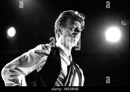 David Bowie sur scène à la NEC de Birmingham au cours de la première étape de sa vision et son tour. Photo prise le 19 mars 1990 Banque D'Images