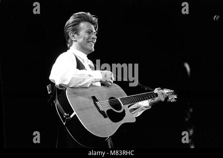 David Bowie sur scène à la NEC de Birmingham au cours de la première étape de sa vision et son tour. Photo prise le 19 mars 1990 Banque D'Images