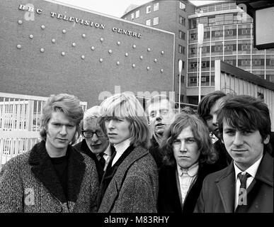 Le chanteur David Bowie quand il était connu sous le nom de Davy Jones, illustré à l'extérieur de la BBC Television Center avec son groupe les garçons comme un homme', où ils sont appelés à effectuer J'ai pitié de l'imbécile sur la BBC show 'Gadzooks ! Tout se passe'. Le producteur du show Barry Langford a insisté pour que Bowie couper ses cheveux qu'il a refusé de faire et organisé des manifestations à la BBC avec des bannières comme 'être juste de longs cheveux". Le groupe ont ensuite permis d'apparaître dans l'émission avec la condition que si ils se sont plaintes de la bande de frais à un organisme de bienfaisance. Aucune plainte n'a été reçu. Mars 1965 Banque D'Images