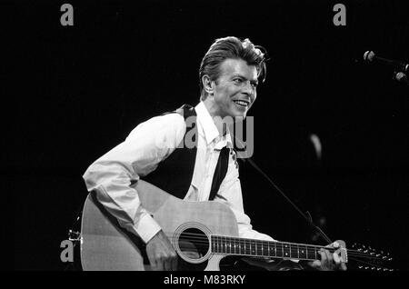 David Bowie sur scène à la NEC de Birmingham au cours de la première étape de sa vision et son tour. Photo prise le 19 mars 1990 Banque D'Images