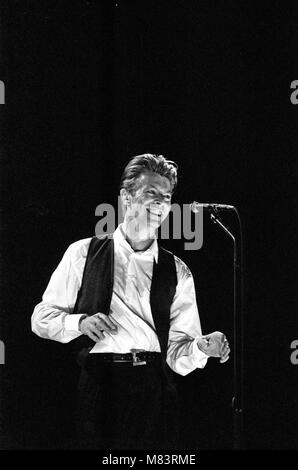 David Bowie sur scène à la NEC de Birmingham au cours de la première étape de sa vision et son tour. Photo prise le 19 mars 1990 Banque D'Images