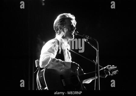 David Bowie sur scène à la NEC de Birmingham au cours de la première étape de sa vision et son tour. Photo prise le 19 mars 1990 Banque D'Images