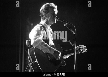 David Bowie sur scène à la NEC de Birmingham au cours de la première étape de sa vision et son tour. Photo prise le 19 mars 1990 Banque D'Images