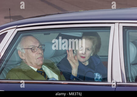 Margaret Thatcher, photographié à la conférence du parti conservateur en 2000 avec mari Dennis Banque D'Images