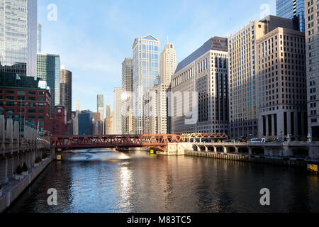 Chicago, Illinois, United States - Vue du fleuve de Chicago au centre-ville au lever du soleil. Banque D'Images