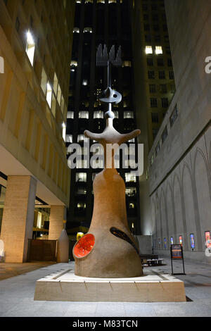 Joan Miro's sculpture 'Chicago' entre le comté de Chicago et des bâtiments du temple Admin est de 39 pieds et fait d'acier, béton, bronze et céramique Banque D'Images