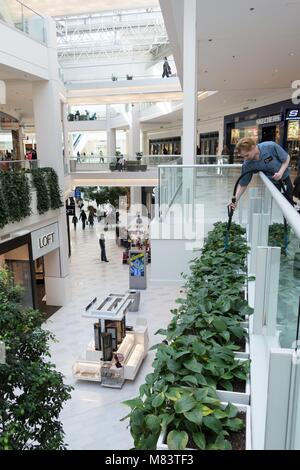Un travailleur d'arroser les plantes vivantes au Mall of America à Bloomington, MN, USA. Banque D'Images