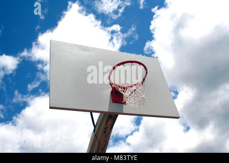 L'image d'un panier de basket-ball contre un ciel nuageux Banque D'Images