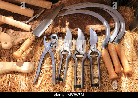 Les outils agricoles exposés sur une balle de foin Banque D'Images