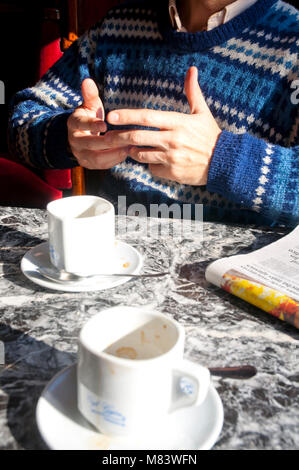 Chat homme après avoir du café dans un café. Banque D'Images