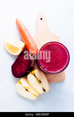 Des jus fraîchement pressés à partir de betteraves, carottes, pommes et citron. programme de désintoxication, la saine alimentation, concept de végétaliens Banque D'Images