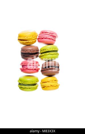 Berlingots colorés traditionnels macarons de la farine d'amande isolé sur blanc. Banque D'Images