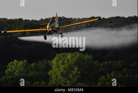 Ag l'aviation est un élément majeur dans la production de denrées alimentaires ainsi que le contrôle des insectes du monde entier. Ici un tracteur de l'air travaille tard dans la soirée. Banque D'Images