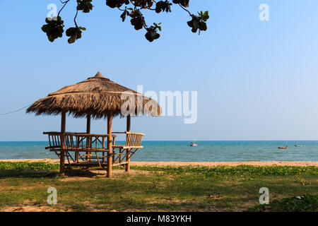 À Bois gazebo Payoon plage dans la province de Rayong, Thaïlande Banque D'Images