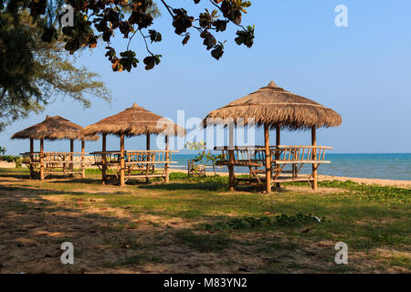 À Bois gazebo Payoon plage dans la province de Rayong, Thaïlande Banque D'Images