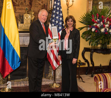 Le sous secrétaire Shannon reçoit un Prix du ministre des affaires étrangères colombien Holguín Banque D'Images