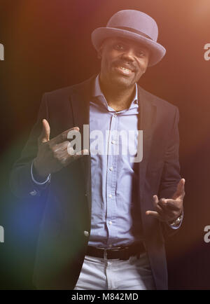 Image of African man wearing hat posing in studio. Banque D'Images