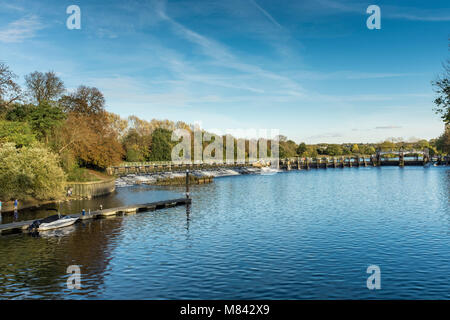 Teddington Weir sur la Tamise, London Borough of Richmond upon Thames, Royaume-Uni Banque D'Images