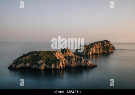 Majorque Santa Ponsa côte au coucher de soleil à Morro d'en Pere Joan bay à Majorque, îles Baléares de l'Espagne. Es roches Malgrat. Banque D'Images