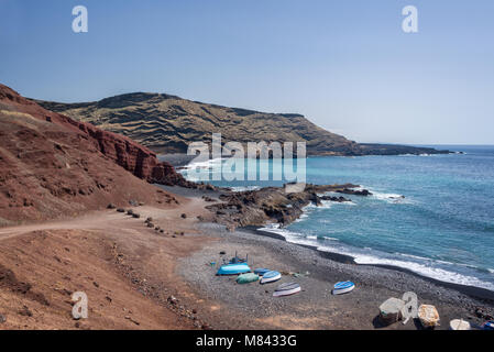 Bateaux colorés sur une plage à Lanzarote, îles Canaries, Espagne Banque D'Images