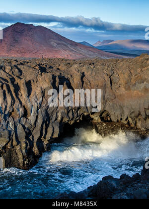 Los Hervideros sur la côte ouest de l'île de Lanzarote dans les îles Canaries Banque D'Images