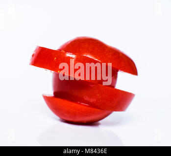 Flying tranches de fruits : tomate sur fond blanc isolé Banque D'Images