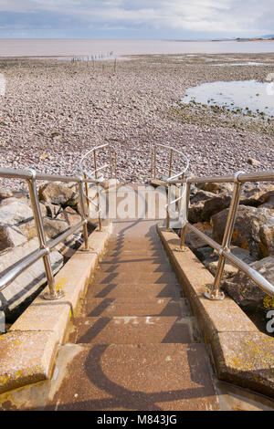 Étapes aux balustrades jusqu'à plage de galets avec une base circulaire à Minehead,UK Banque D'Images