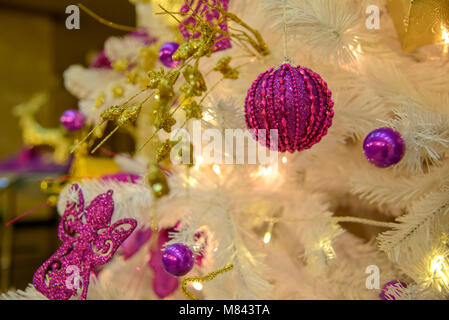 Arbre de Noël avec boules colorées et autres décorations Banque D'Images