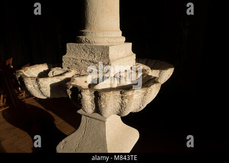 Fonts baptismaux en pierre ancienne Banque D'Images