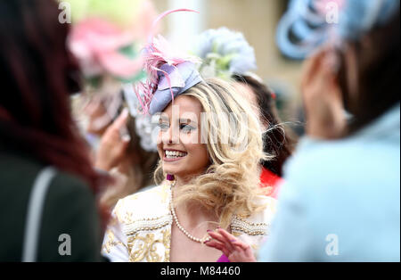 Une femelle racegoer participe à la Mlle Cheltenham finalistes en file pendant Mesdames Jour du Festival de Cheltenham 2018 à l'Hippodrome de Cheltenham. Banque D'Images