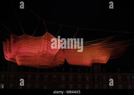 Une installation de l'artiste Janet Echelman us est installé sur la Plaza Mayor à Madrid, Espagne. La pièce, composée de maille en couches, se tiendra du 9 au 19 février 2018 pour marquer la fin de l'année 400-anniversaire de la célèbre place de Madrid. Doté d''atmosphère : où : Madrid, Communauté de Madrid, Espagne Quand : 11 Feb 2018 Crédit : Oscar Gonzalez/WENN.com Banque D'Images