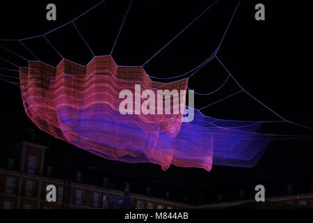 Une installation de l'artiste Janet Echelman us est installé sur la Plaza Mayor à Madrid, Espagne. La pièce, composée de maille en couches, se tiendra du 9 au 19 février 2018 pour marquer la fin de l'année 400-anniversaire de la célèbre place de Madrid. Doté d''atmosphère : où : Madrid, Communauté de Madrid, Espagne Quand : 11 Feb 2018 Crédit : Oscar Gonzalez/WENN.com Banque D'Images