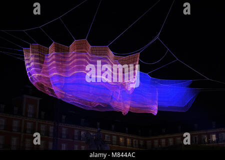 Une installation de l'artiste Janet Echelman us est installé sur la Plaza Mayor à Madrid, Espagne. La pièce, composée de maille en couches, se tiendra du 9 au 19 février 2018 pour marquer la fin de l'année 400-anniversaire de la célèbre place de Madrid. Doté d''atmosphère : où : Madrid, Communauté de Madrid, Espagne Quand : 11 Feb 2018 Crédit : Oscar Gonzalez/WENN.com Banque D'Images