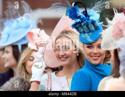 Sophie Lydia Smith au cours de l'événement au cours de finalistes Miss Cheltenham Ladies Jour de la Cheltenham Festival 2018 à l'Hippodrome de Cheltenham. Banque D'Images