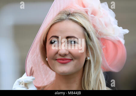 Sophie Lydia Smith au cours de l'événement sur finalistes Miss Cheltenham Ladies Day de la Cheltenham Festival 2018 à l'Hippodrome de Cheltenham. Banque D'Images