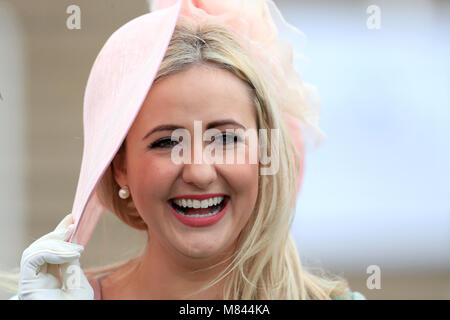 Sophie Lydia Smith au cours de l'événement sur finalistes Miss Cheltenham Ladies Day de la Cheltenham Festival 2018 à l'Hippodrome de Cheltenham. Banque D'Images