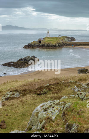 UK, Anglesey, Newborough, 11 mars 2018. Une vue de Twr Bach phare sur l'île Llanddwyn avec la péninsule Llyn en arrière-plan. Banque D'Images