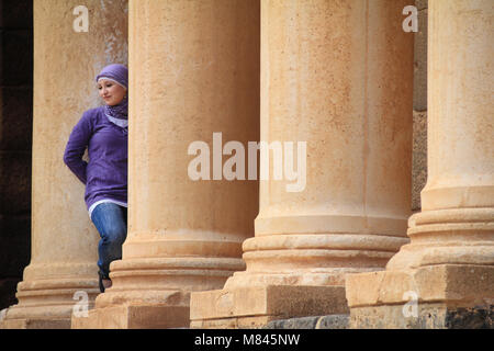 Une belle fille, j'ai rencontré en amphithéâtre romain ouvert, Bosra, Syrie Banque D'Images