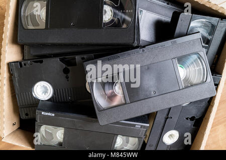 Une boîte de vieilles cassettes vidéo qui ont besoin d'être recyclé, mais ne peuvent pas être placés dans les bacs de recyclage domestique En raison du mélange de matériaux (plastiques, Banque D'Images