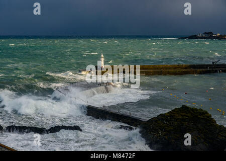 Crash énorme houle dans le port à Mevagissey à Cornwall que Storm Emma rend les côtes de Cornouailles. Mars 2018 a apporté de grands vents océaniques profondes, swe Banque D'Images