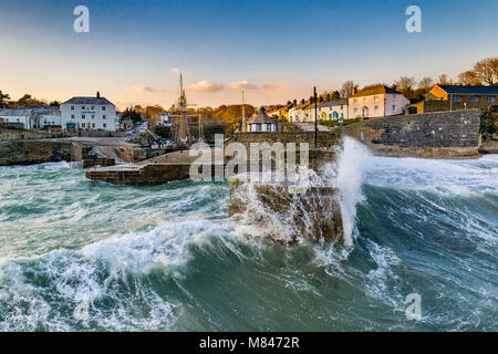 Des vagues énormes dwarf le port de Charlestown que Storm Emma fait toucher terre. Emma a tempête océan profond gonfle ainsi que des vents forts et de la neige. Banque D'Images