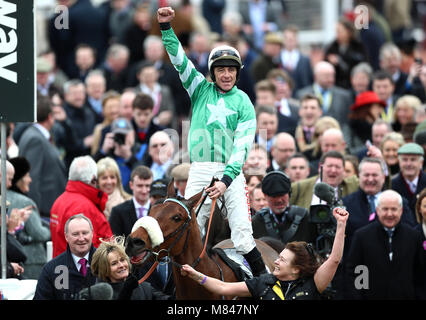 Jockey Davy Russell (centre) célèbre remportant le RSA Insurance Novices' Chase sur présentation de Percy au cours Mesdames Jour de la Cheltenham Festival 2018 à l'Hippodrome de Cheltenham. Banque D'Images