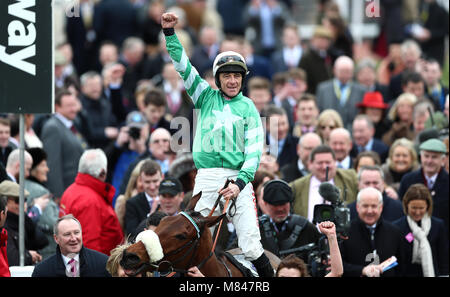 Jockey Davy Russell (centre) célèbre remportant le RSA Insurance Novices' Chase sur présentation de Percy au cours Mesdames Jour de la Cheltenham Festival 2018 à l'Hippodrome de Cheltenham. Banque D'Images