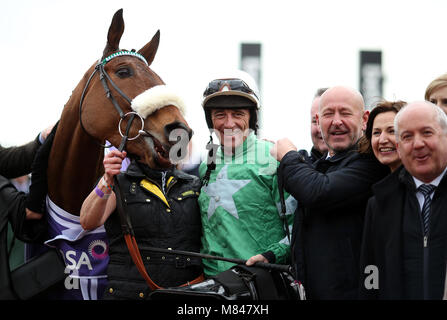 Jockey Davy Russell (centre) et propriétaire Phillip Reynolds célébrer remportant le RSA Insurance Novices' Chase sur présentation de Percy au cours Mesdames Jour de la Cheltenham Festival 2018 à l'Hippodrome de Cheltenham. Banque D'Images