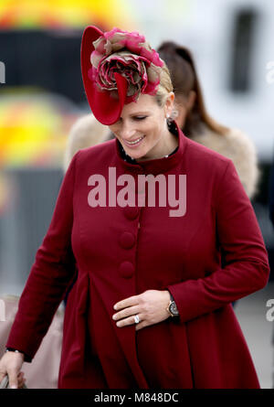 Zara Tindall (à droite) au cours de la journée chers Cheltenham Festival 2018 à l'Hippodrome de Cheltenham. Banque D'Images