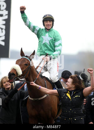 Jockey Davy Russell (centre) célèbre remportant le RSA Insurance Novices' Chase sur présentation de Percy au cours Mesdames Jour de la Cheltenham Festival 2018 à l'Hippodrome de Cheltenham. Banque D'Images