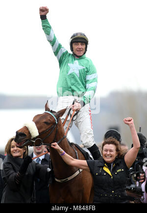 Jockey Davy Russell (centre) célèbre remportant le RSA Insurance Novices' Chase sur présentation de Percy au cours Mesdames Jour de la Cheltenham Festival 2018 à l'Hippodrome de Cheltenham. Banque D'Images