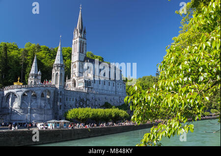 Pèlerinage à Lourdes. Elle se produit chaque année en mai. Des soldats du monde entier viennent à prier blassed Vierge Marie. Banque D'Images